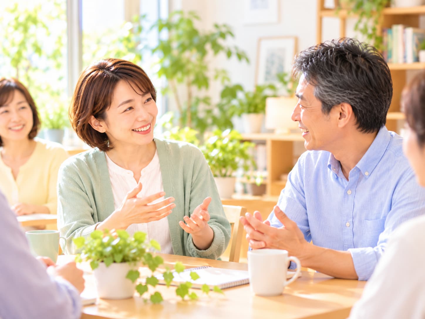 インストラクターと受講生が笑顔で会話する様子