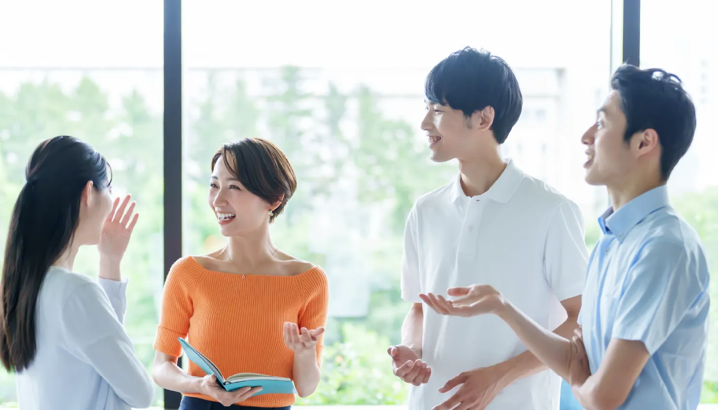 男女が笑顔で楽しそうに話をしている画像