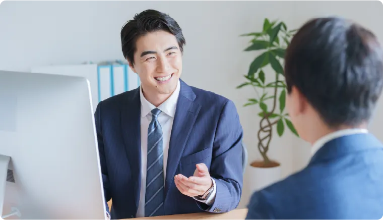 男性が笑顔で話をしている写真